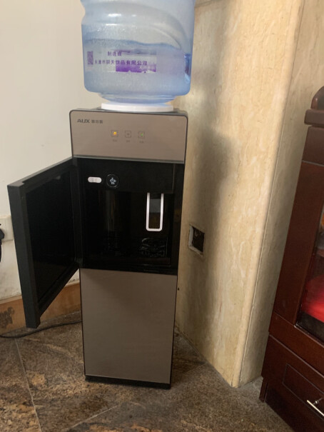 奥克斯饮水机家用立式办公双开门柜式冷热饮水器YLR-5-B烧热水有没有味儿？