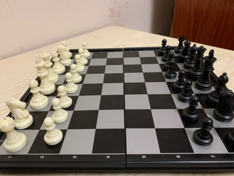 友邦国际象棋黑白色磁性可折叠便携培训教学用棋有说明书？
