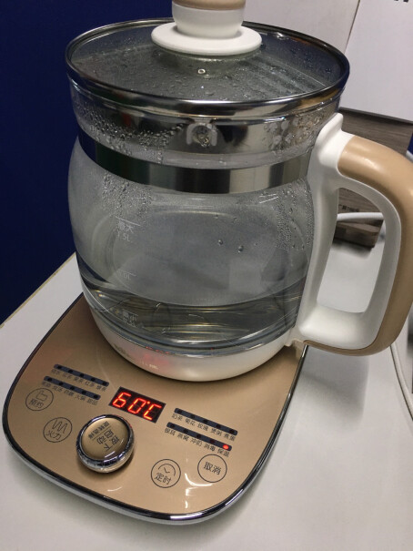 小熊养生壶煮茶器1煮壶里面底部是304不锈钢吗（在哪注明）。。2烧一壶水多久？有异味吗？