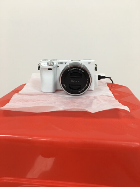 索尼A6000微单相机双镜头套装（银色）有白色 套机闲置的吗？最好京东刚买全新 想出的？