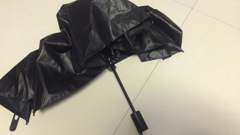 C'mon胭脂粉雏菊为什么有的伞面是黑色的，有伞里是黑色，有区别吗，哪种遮阳效果好？