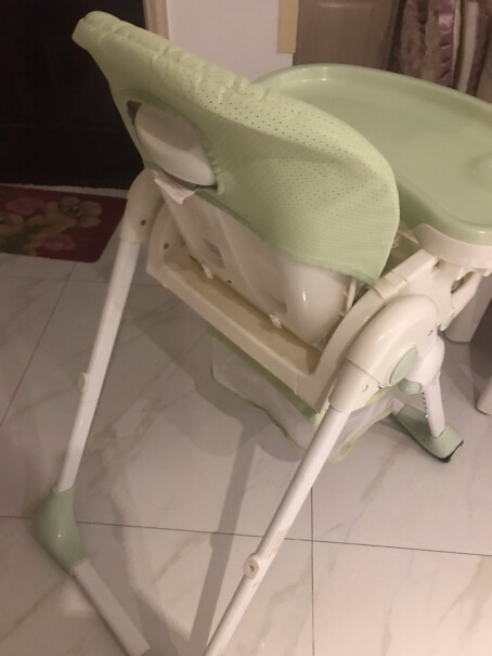 爱音儿童餐椅婴幼儿餐椅椅背会摇晃吗？