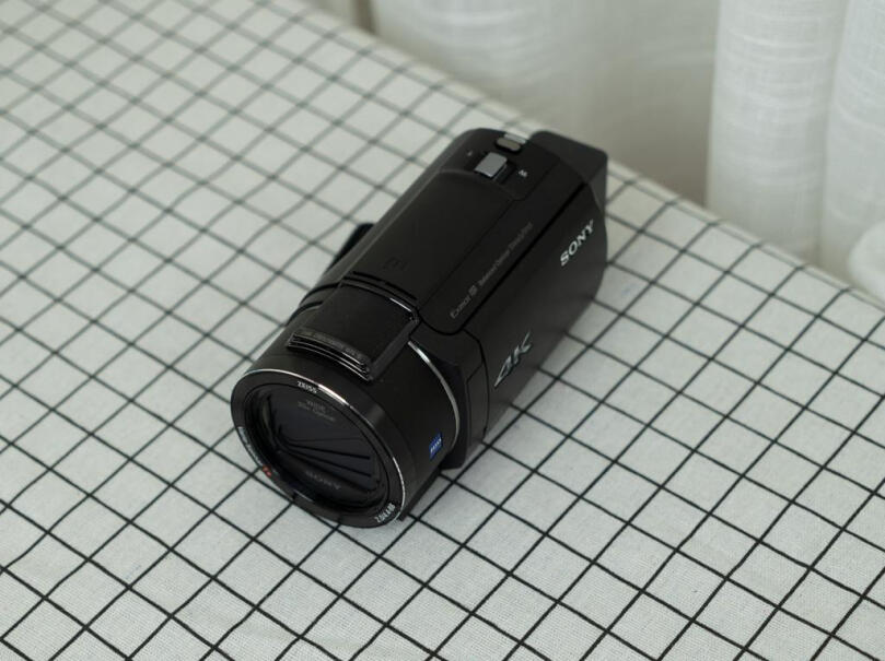 索尼FDR-AX700高清数码摄像机这款机器，可以外接3.5mm无线麦克风嘛？
