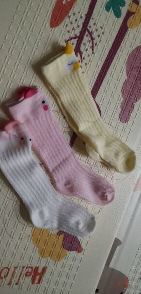 婴儿中筒袜子夏季薄款网眼透气新生幼儿宝宝防蚊袜穿着容不容易蹬掉？