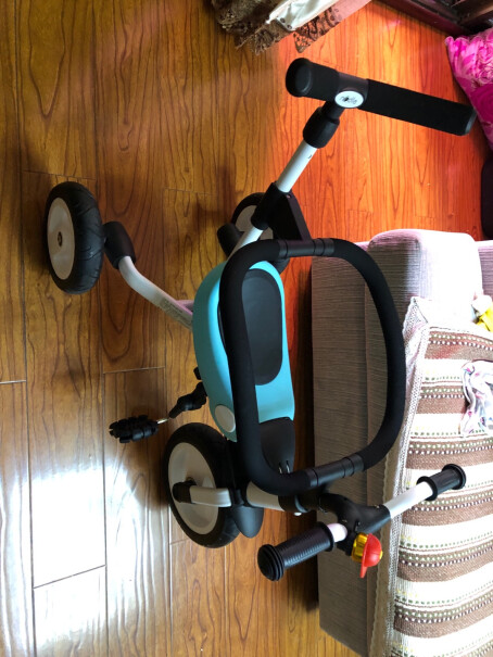 纳豆儿童三轮车脚踏车手推车婴儿溜娃神器这个车子转弯时容易侧翻吗？