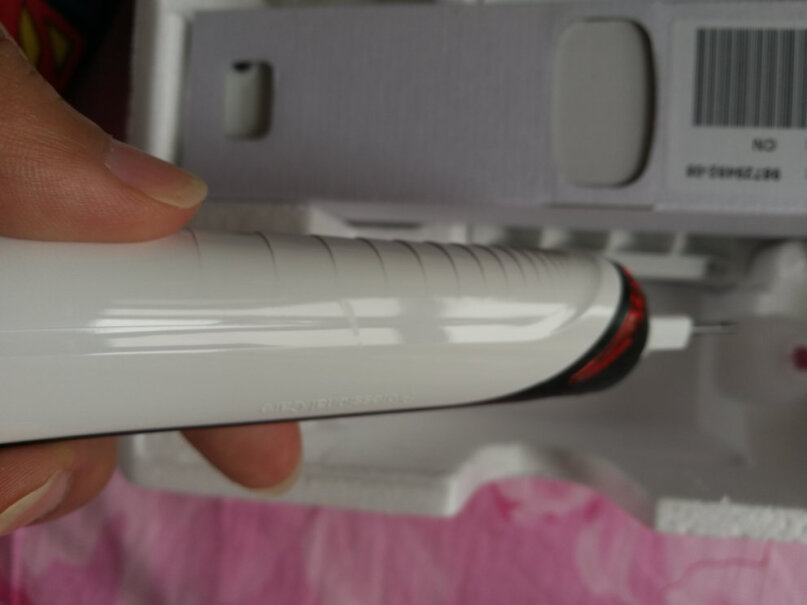 欧乐B电动牙刷成人小圆头牙刷充电式D12亮杰型新买的，充电的时候灯亮吗？