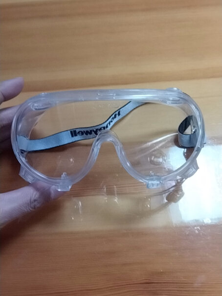 霍尼韦尔护目镜LG99200眼镜是方的能戴吗？