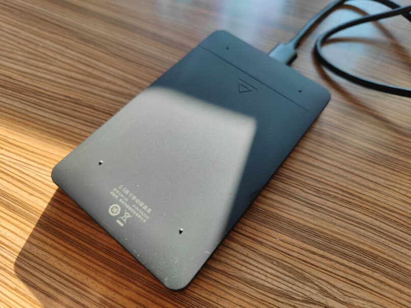 绿联移动硬盘盒USB3.0 2.5英寸黑色插电脑，不自动装了驱动，就是不显示？
