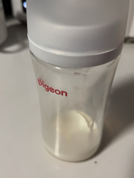 贝亲奶瓶新生儿 宽口玻璃奶瓶 160ml你们买的底部会有一小块跟裂痕似的纹路吗？