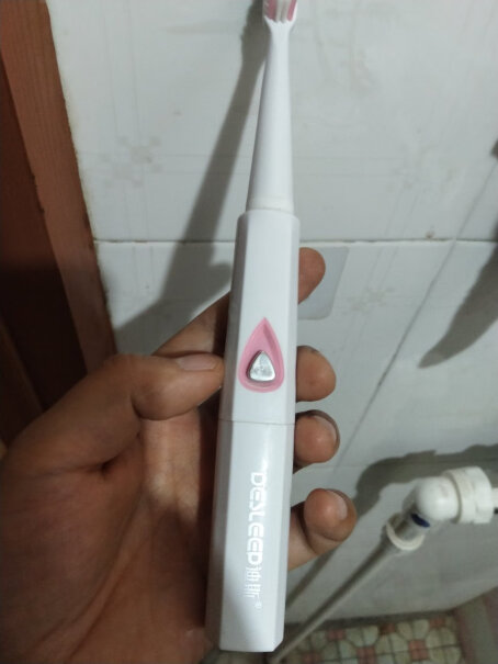 迪斯电动牙刷成人D05声波震动电动牙刷电池款牙刷无需充电樱粉充电的还是用电池的？