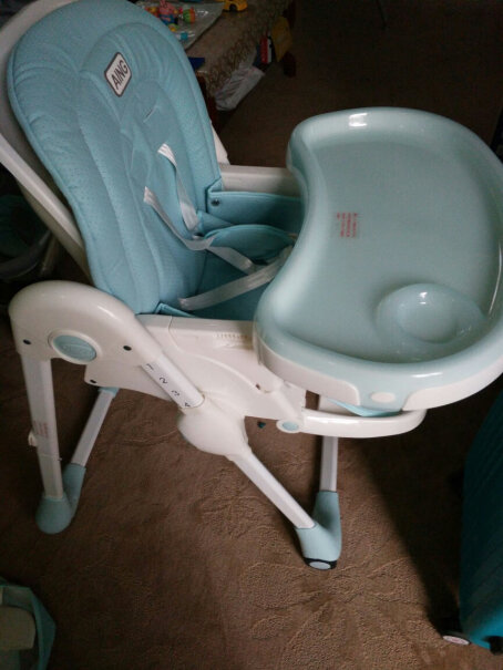 爱音儿童餐椅婴幼儿餐椅请问这款餐椅可以推着走吗？我看只有前面两个轱辘。