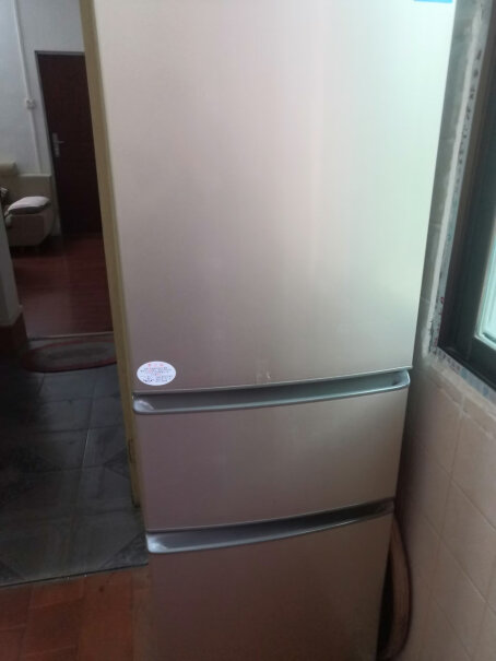 216升三门电冰箱小型家用中门软冷冻节能请问买回来插电多久会降下来温度啊？
