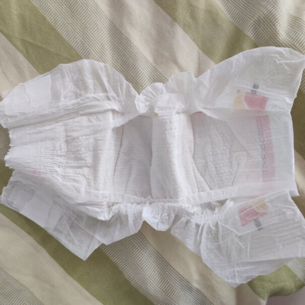 婴芽拉拉裤L码2包100片婴儿超薄干爽尿裤拉拉裤和纸尿裤是一样薄的吗？