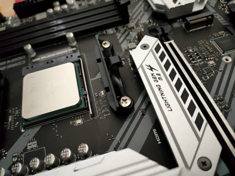 AMD锐龙5b550m+英内存8*2DDR43600+三星固态硬盘400s的散热500w电源那机箱要装几个风扇？