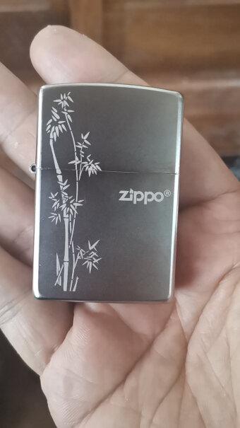 之宝Zippo打火机缎纱镀铬205这款加满油后漏油吗？我现在用的这个放口袋里总是一股子煤油味，拿着把玩手上也总是煤油味，想问下这款怎么样？？