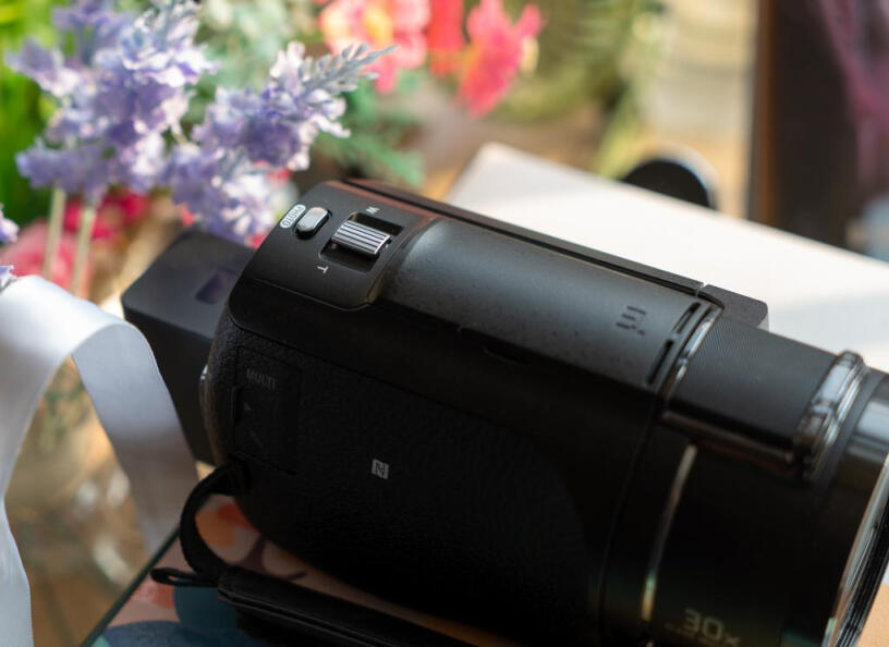 索尼FDR-AX700高清数码摄像机这个和水果机或者p30比拍视频效果，画质比手机好很多吗？