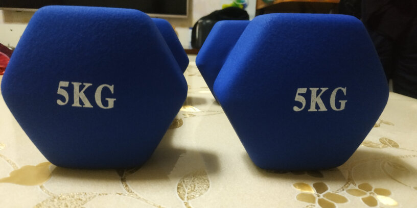 诚悦运动健身器材磨砂浸塑哑铃10公斤CY-102蓝色气味是不是很重？有没有毒？