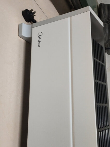 美的暖阳系列石墨烯移动地暖遥控器没有配电池吗？