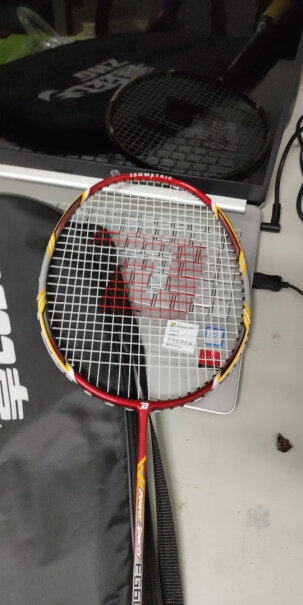 红双喜DHS羽毛球拍对拍合金羽拍1010新老包装随机亲，是两个吗，有多少个羽毛球？