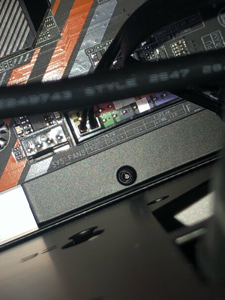 惠普HP暗影精灵X3231.5英寸显示器底部面板和屏幕之间有缝隙吗？