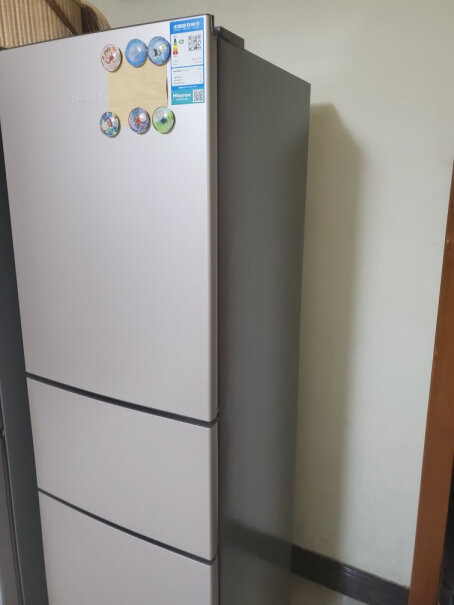 海信205升三门冰箱三门三温区中门软冷冻小型家用冷藏冷冻你好这款冰箱多少瓦呢？