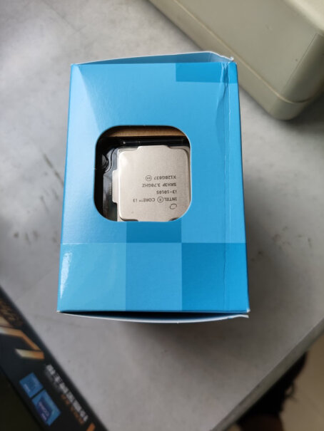 品牌+产品型号：Intel i3-10105 盒装CPU处理器请问这个原装风扇下面有保护膜吗，我拿回来就直接装上了？