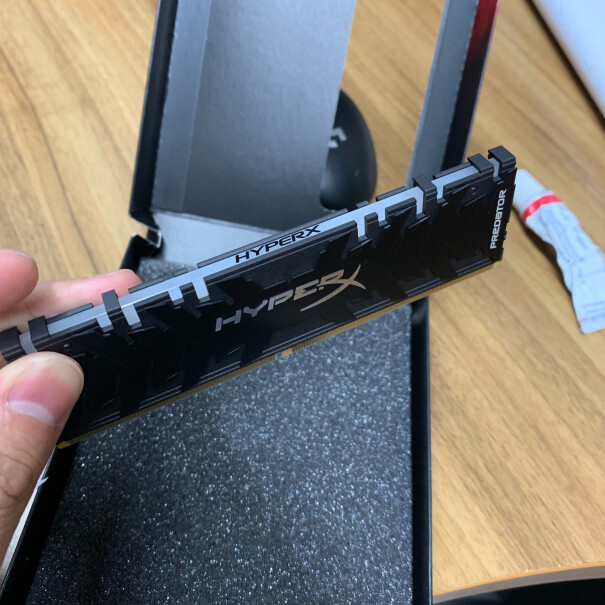 金士顿 FURY Renegade 16GB DDR4 RAM这个插主板上就亮？还是要接线连主板的三针或四针插口？