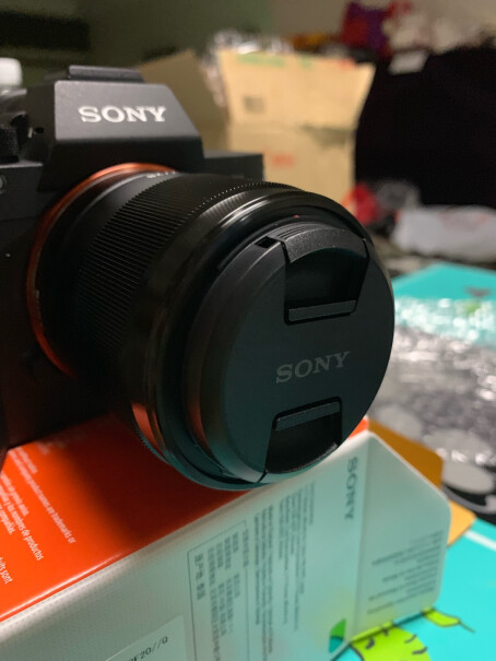 索尼Sonnar T* FE 35mm F2.8 ZA这款镜头和SEL24105G 全画幅标准变焦索尼G镜头有什么区别呢，哪位达人能讲讲吗，摄影小白第一个镜头，机身是a7rm2