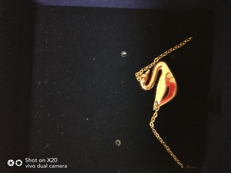 Swarovski红天鹅项链除了纯金纯银都会过敏，这个可以戴不？