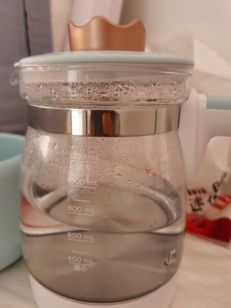 美的婴儿恒温水壶调奶器热奶器1.2L有没有壶放上去晃晃的，不稳？