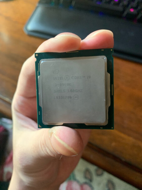 英特尔 i5-9600K CPU处理器9900KS用360水冷压默频待机多少度，全核5G多少度？