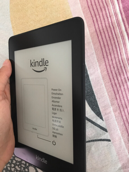 Kindle Paperwhite 经典版 8G请问你的kindle在暗的地方开启背光屏幕偏红吗？