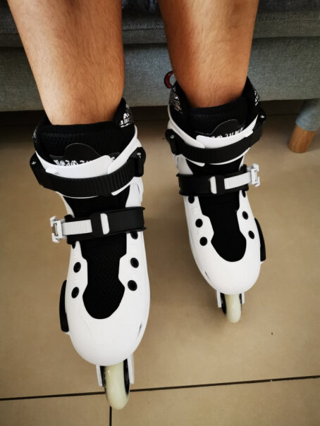 WEIQIU溜冰鞋买这双溜冰鞋送多少个轮子？