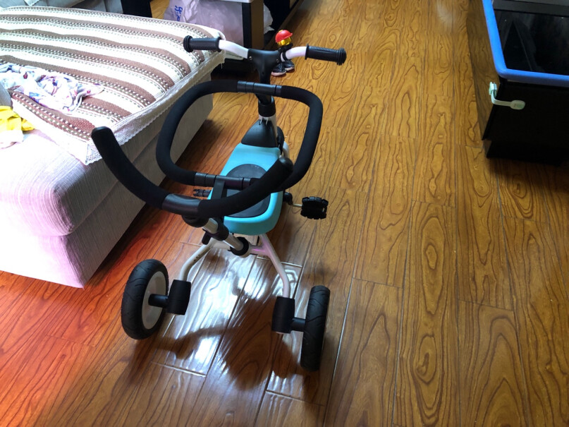 纳豆儿童三轮车脚踏车手推车婴儿溜娃神器这个车子转弯时容易侧翻吗？