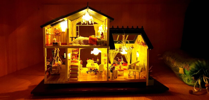 diy小屋别墅房子模型这个灯是自带的吗？还是要在哪买？