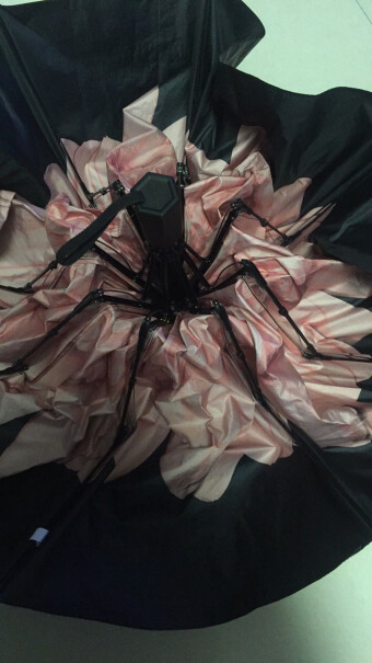 C'mon胭脂粉雏菊为什么有的伞面是黑色的，有伞里是黑色，有区别吗，哪种遮阳效果好？