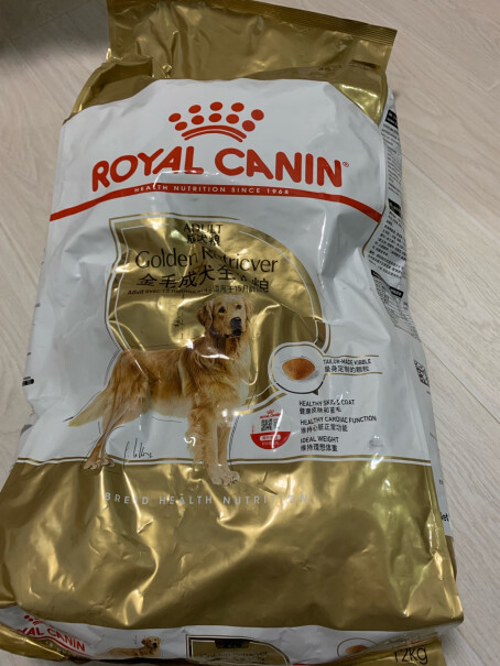 ROYALCANIN这狗粮是啥色儿的 我看评论还有黄色的 不应该和幼犬粮是一个色儿的么？