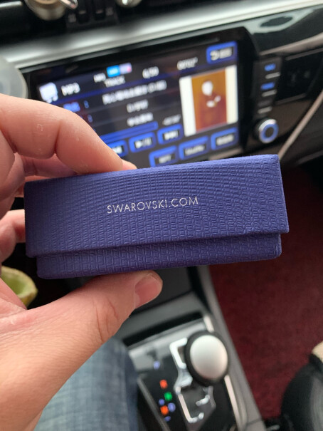 Swarovski红天鹅项链这个是纯金的吗？