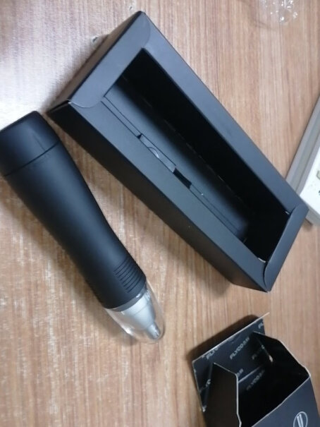 飞科男士电动鼻毛修剪器FS7806便携剃鼻毛器里面是用电池的吗？还有会亮灯吗？