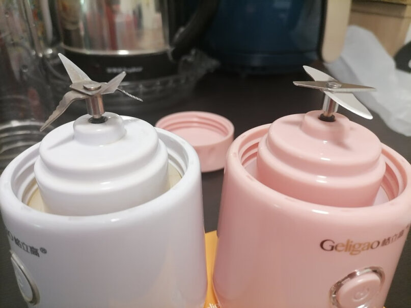 格立高榨汁机家用迷你水果小型充电便携式炸果汁机学生电动榨汁杯那个杯子是玻璃的吗？