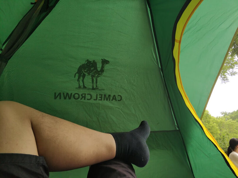骆驼帐篷户外3-4人全自动帐篷速开防雨野营露营帐篷带被子枕头吗？