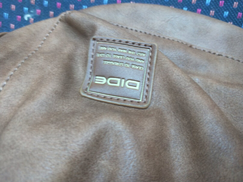 迪德DiDe双肩包男包复古风电脑包大容量多功能背包包包掉色吗？