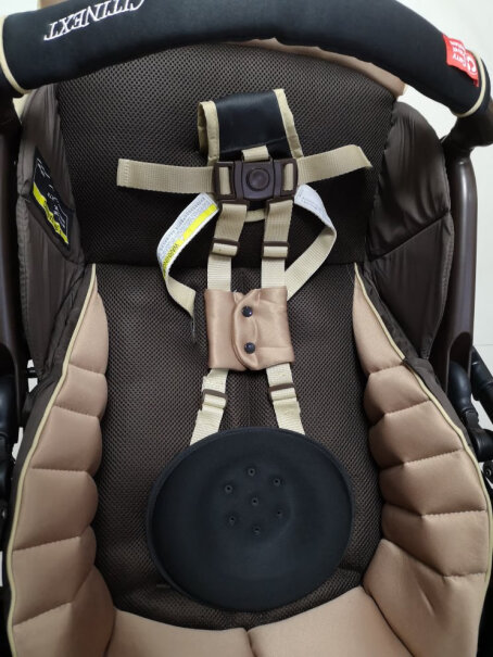 美国GRACO葛莱婴儿推车可座可平躺请问这个车背后是不是太软适合三个月宝宝睡吗？