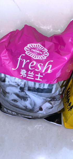 弗兰士猫粮配料表前三位都是谷物的猫粮也有人买？猫是不能吃淀粉的，请各位主人擦亮眼睛吧。