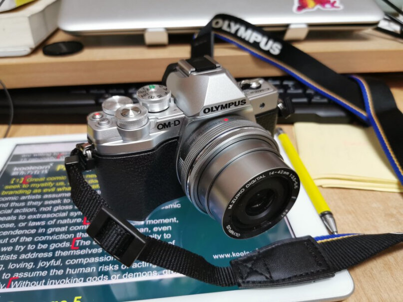奥林巴斯E-M10 MarkIV微单相机小白一个 冒昧的问一下相机都是自带一个镜头吗？