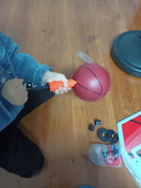 纽奇儿童玩具篮球架容易倒吗？