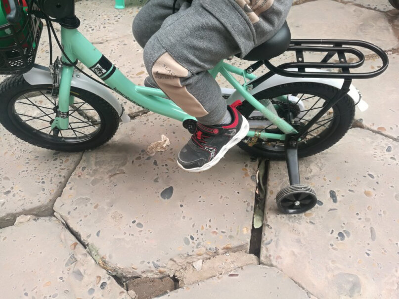 卡琦熊儿童自行车带辅助轮7岁小孩要买多少寸的？
