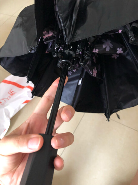 C'mon小樱花伞雨伞轻么？质量如何？大不大雨伞？
