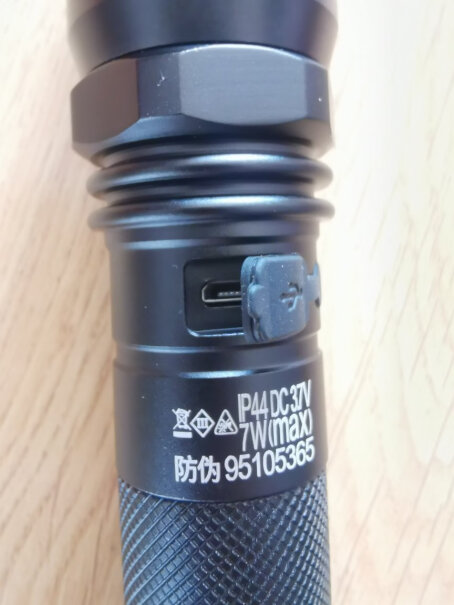 神火A10强光手电筒LED远射家用户外骑行USB充电请问可以带上飞机吗？