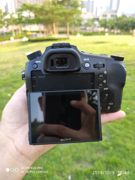 索尼DSC-RX10M3数码相机索尼6300和索尼rx10m4该怎么选？哪款性价比高？